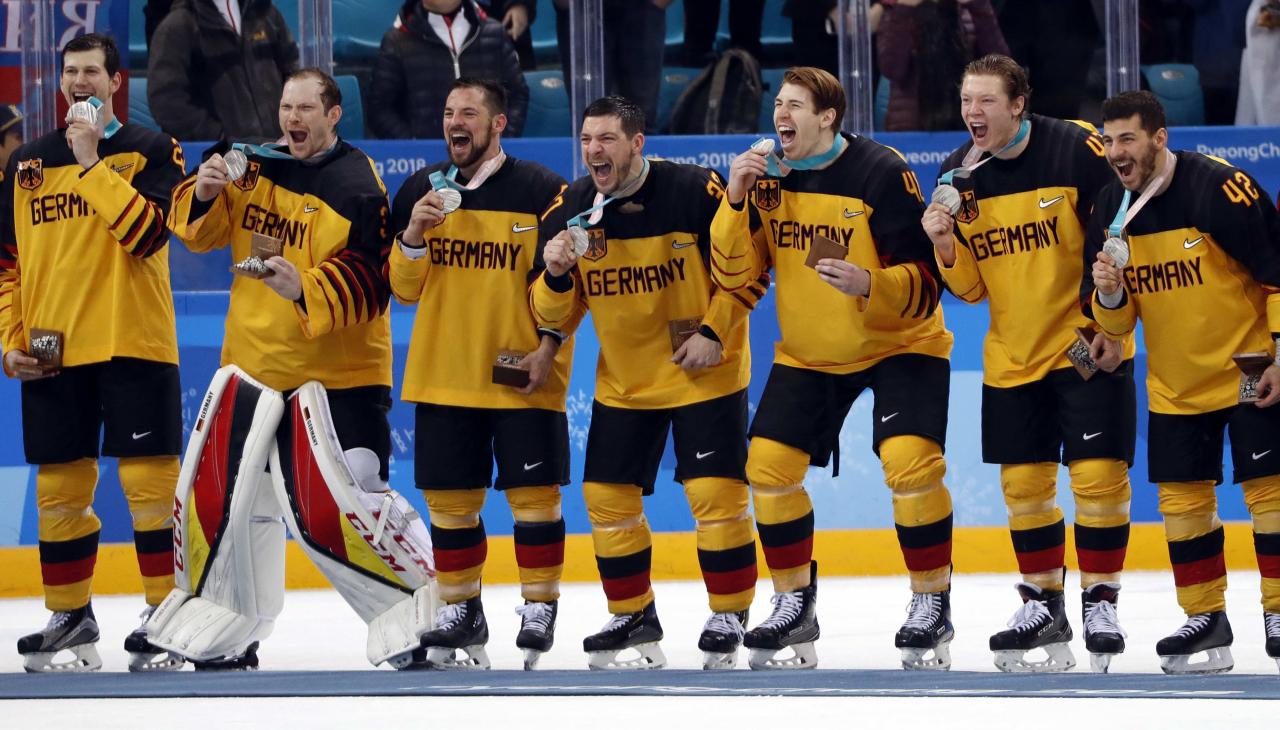 Hockey germany. Сборная Германии хоккей. Сборная Германии по хоккею с шайбой. Форма Германии по хоккею. Сборная Германии по хоккею форма.