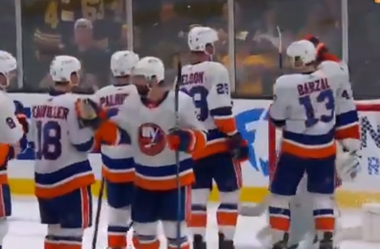 Les séries en bref : les Islanders poussent les Bruins ...